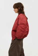 Завантажте зображення в переглядач галереї, BEOMDSGN | Бомбер оверсайз з жатої плащівки
