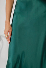 Завантажте зображення в переглядач галереї, SERENITY | Шовкова сукня-комбінація &quot;Sheryl&quot; Emerald
