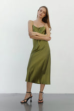 Завантажте зображення в переглядач галереї, SERENITY | Шовкова сукня-комбінація midi &quot;Josey&quot; Chartreuse
