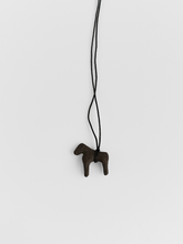 Завантажте зображення в переглядач галереї, AFTER LUCY | Підвіс на шию ЧОРНИЙ КОНИК
