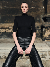 Завантажте зображення в переглядач галереї, TANGLE | Брюки з екошкіри з V-образним поясом
