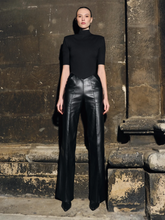 Завантажте зображення в переглядач галереї, TANGLE | Брюки з екошкіри з V-образним поясом
