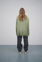 Завантажте зображення в переглядач галереї, GERMAN. | Зелений фарбований светр
