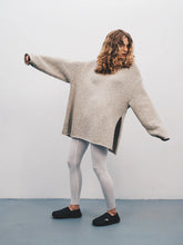 Завантажте зображення в переглядач галереї, GERMAN. | Вовняний пісочний светр з розрізом
