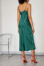 Завантажте зображення в переглядач галереї, SERENITY | Шовкова сукня-комбінація &quot;Sheryl&quot; Emerald
