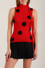 Завантажте зображення в переглядач галереї, WARM HUGS ONLY | Вʼязаний топ у горох із шаликом
