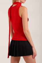 Завантажте зображення в переглядач галереї, WARM HUGS ONLY | Вʼязаний топ у горох із шаликом
