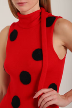 Завантажте зображення в переглядач галереї, WARM HUGS ONLY | Вʼязаний топ у горох із шаликом
