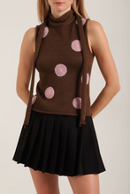 Load image into Gallery viewer, WARM HUGS ONLY | Вʼязаний топ у горох із шаликом
