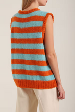 Завантажте зображення в переглядач галереї, WARM HUGS ONLY | Безрукавка ручної в‘язки в смужку
