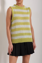 Завантажте зображення в переглядач галереї, WARM HUGS ONLY | Безрукавка ручної в‘язки в смужку
