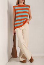 Завантажте зображення в переглядач галереї, WARM HUGS ONLY | Безрукавка ручної в‘язки в смужку
