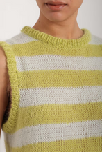 Завантажте зображення в переглядач галереї, WARM HUGS ONLY | Безрукавка ручної в‘язки в смужку
