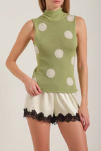 Завантажте зображення в переглядач галереї, WARM HUGS ONLY | Вʼязаний топ у горох із шаликом
