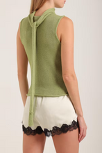 Завантажте зображення в переглядач галереї, WARM HUGS ONLY | Вʼязаний топ у горох із шаликом
