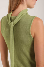 Завантажте зображення в переглядач галереї, WARM HUGS ONLY | Вʼязаний топ у горох із шаликом
