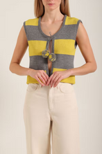 Завантажте зображення в переглядач галереї, WARM HUGS ONLY | Жилет в'язаний з помпонами
