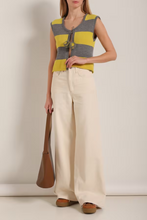 Завантажте зображення в переглядач галереї, WARM HUGS ONLY | Жилет в'язаний з помпонами
