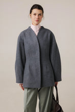 Завантажте зображення в переглядач галереї, INÍCIO DE MARÇO | Приталене вкорочене пальто

