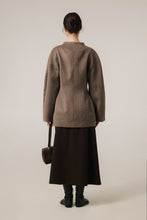 Завантажте зображення в переглядач галереї, INÍCIO DE MARÇO | Приталене вкорочене пальто
