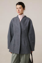 Завантажте зображення в переглядач галереї, INÍCIO DE MARÇO | Приталене вкорочене пальто
