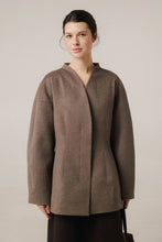 Завантажте зображення в переглядач галереї, INÍCIO DE MARÇO | Приталене вкорочене пальто
